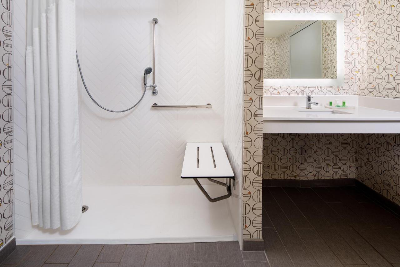 Deluxe Queen Suite - Disability Access/Non-Smoking