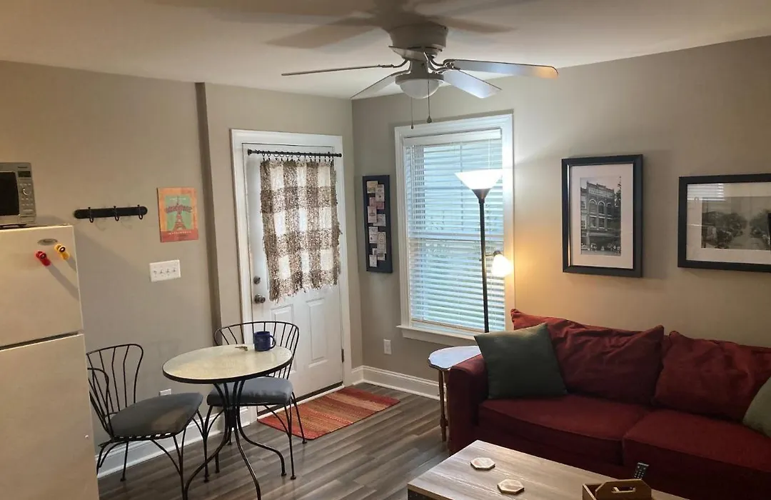 Quiet Studio Apartment/Carriage House-1