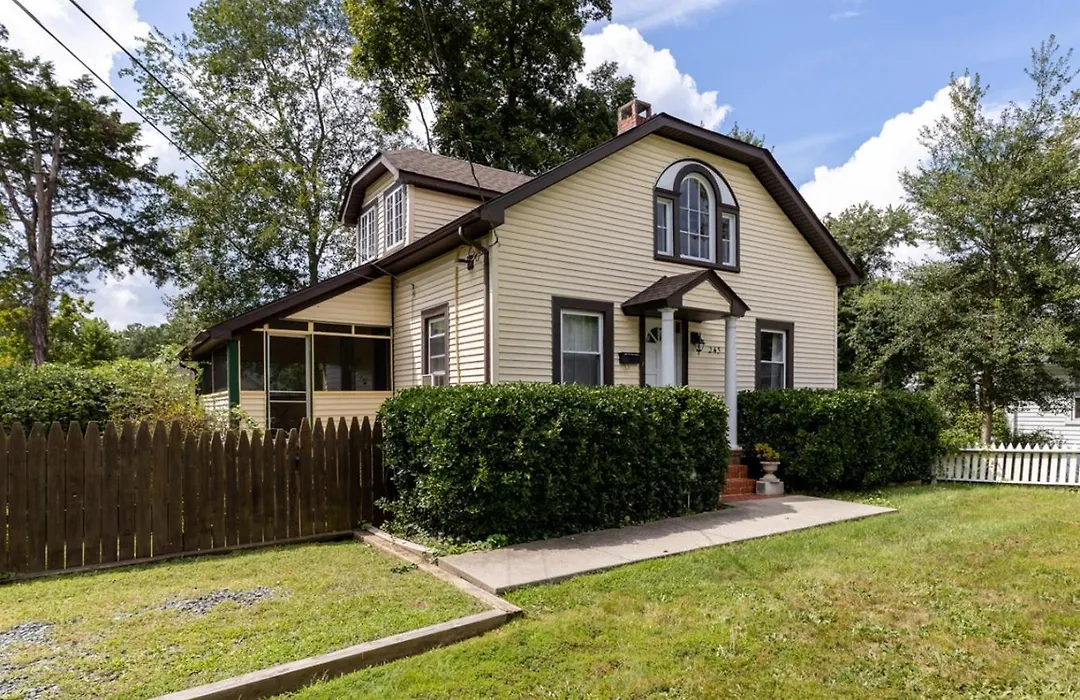 Cheerful 3 Bedroom Home, Walk To Uvastadium-1