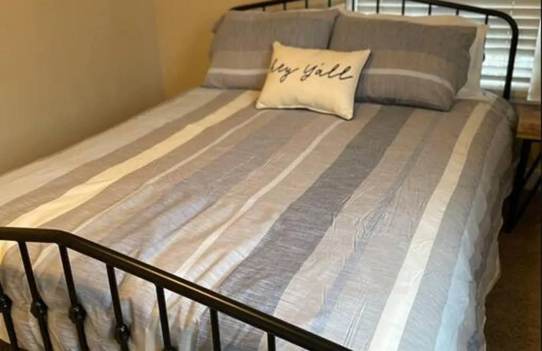 Stylish And Convenient With Wifi & Fenced Yard-1