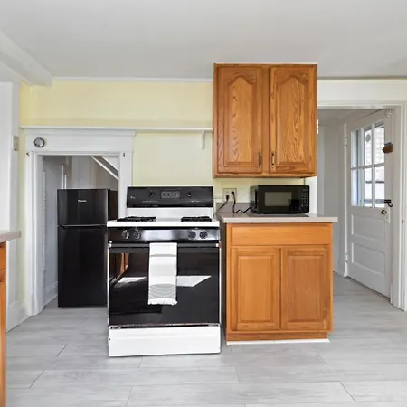 Cheerful 3 Bedroom Home, Walk To Uvastadium-3