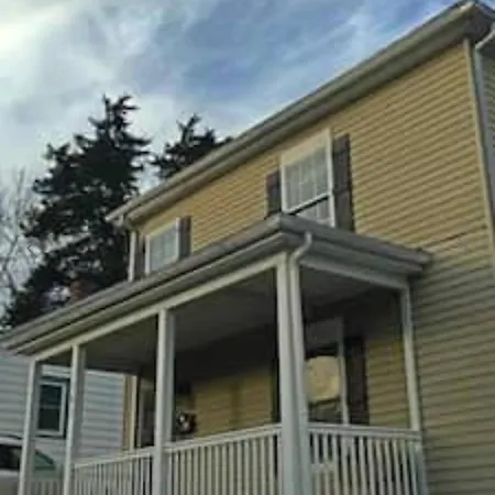 Stylish And Convenient With Wifi & Fenced Yard-2